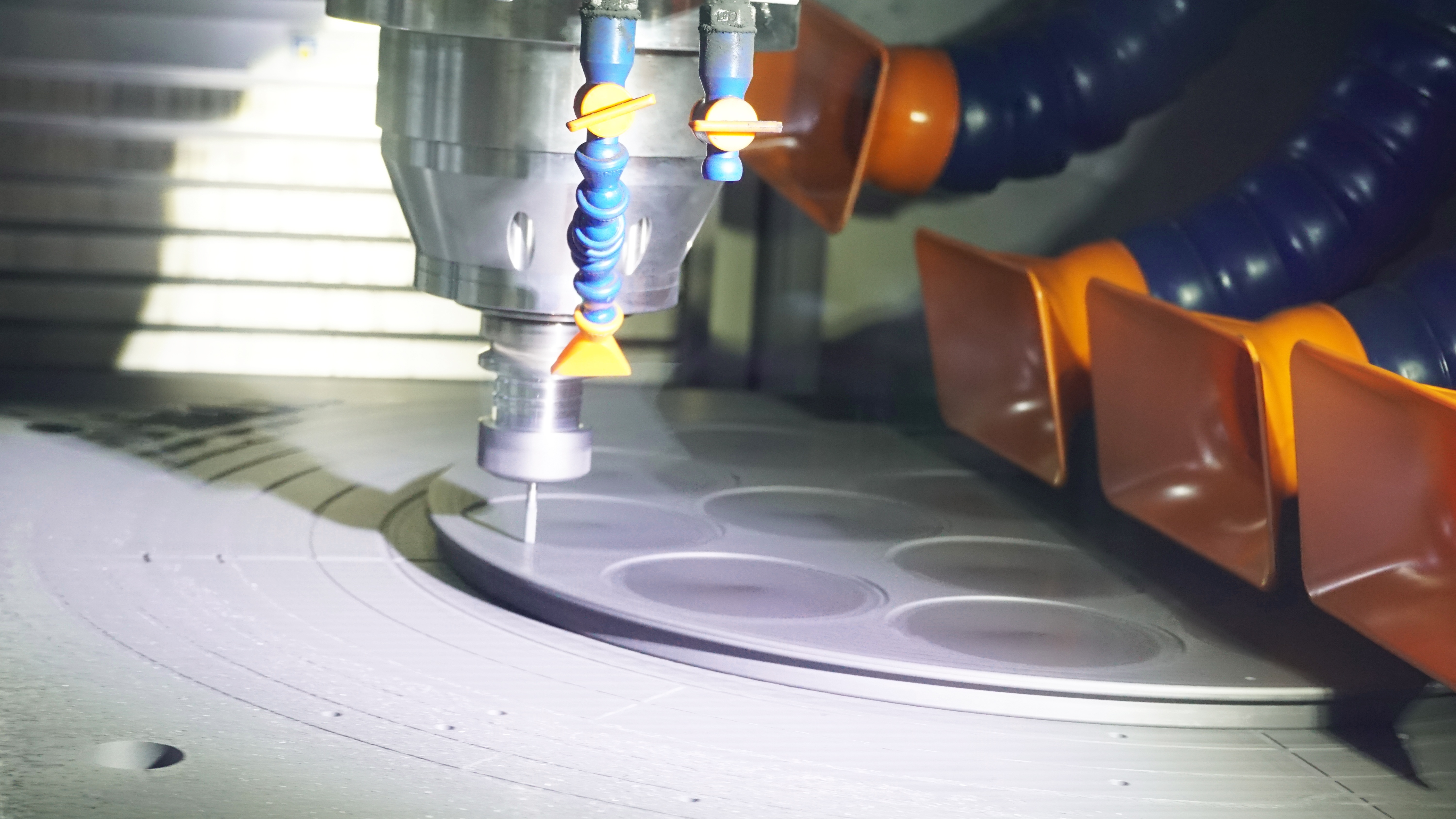 În interiorul atelierului de prelucrare de precizie CNC VETEK: construirea bazei componentelor semiconductoare de înaltă puritate
